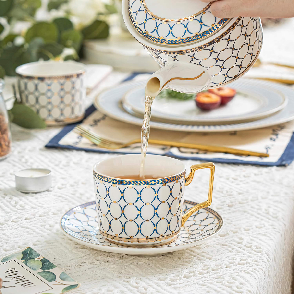 Klassisches Kreise-Punkte Teeservice aus Porzellan – Bild 2