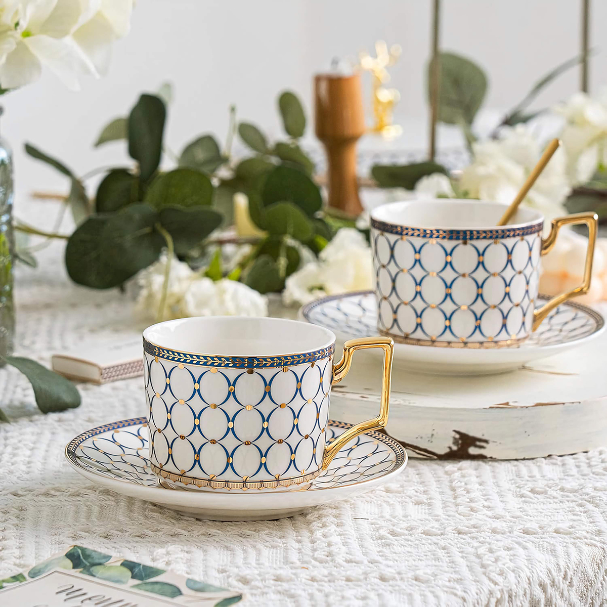 Klassisches Kreise-Punkte Teeservice aus Porzellan – Bild 3