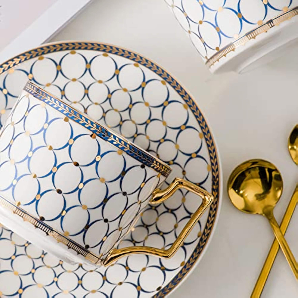 Klassisches Kreise-Punkte Teeservice aus Porzellan – Bild 7