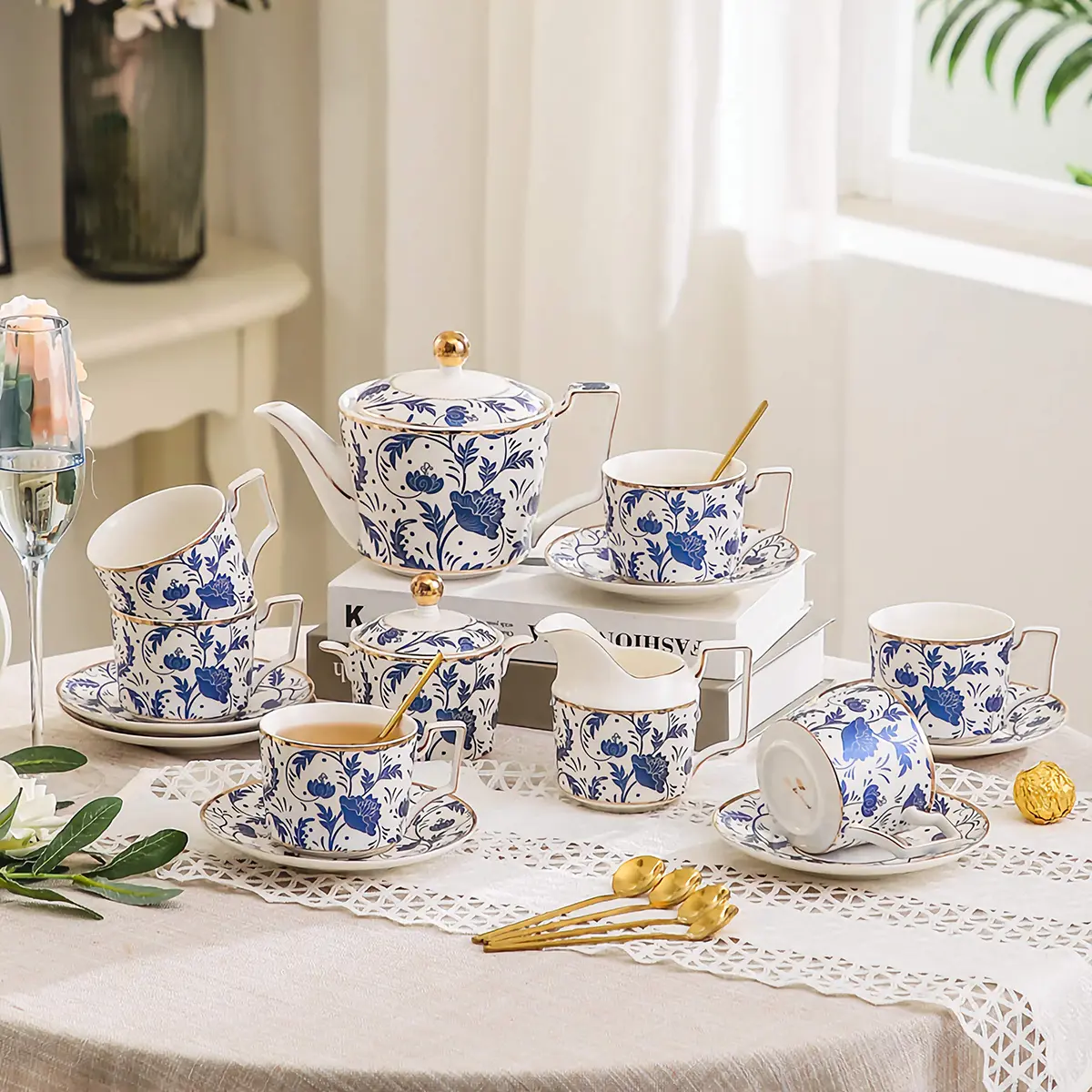 Klassisches Blau-Weiß Englisches Teeservice aus Porzellan