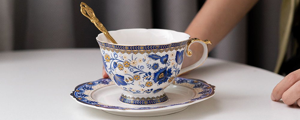 TSB11BB009 DD1 Vintage Teetasse und Untertasse Set Porzellan Blau und Weiß